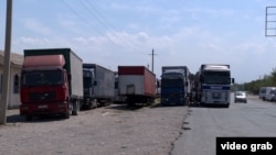 Дальнобойщики на КПП на границе Узбекистана и Кыргызстана