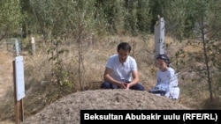 Дочь и брат Алишера Саипова на его могиле в Оше