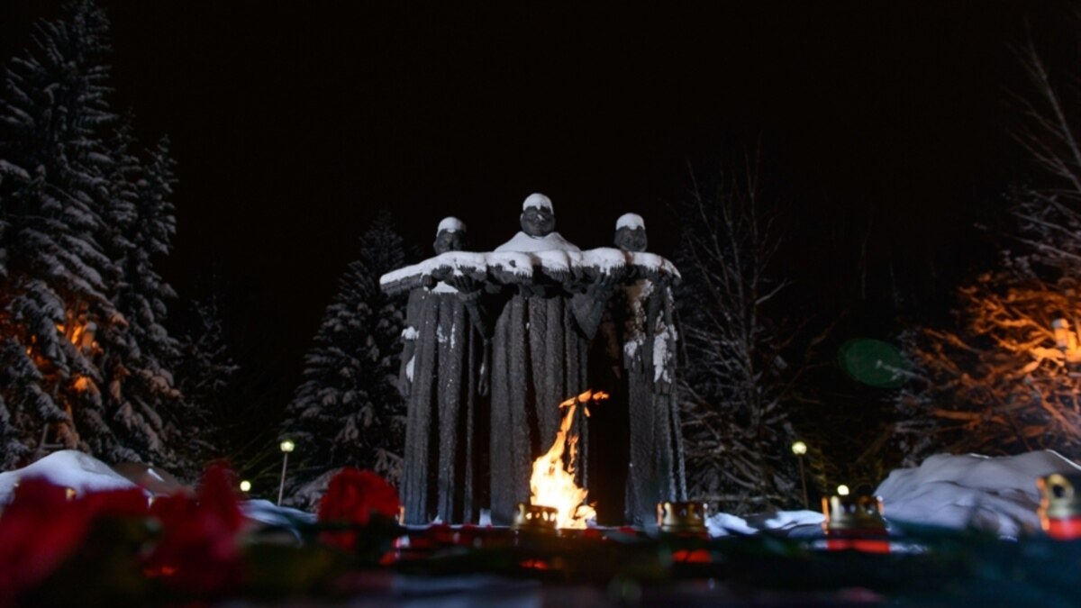 Бабы жарят крокодила памятник