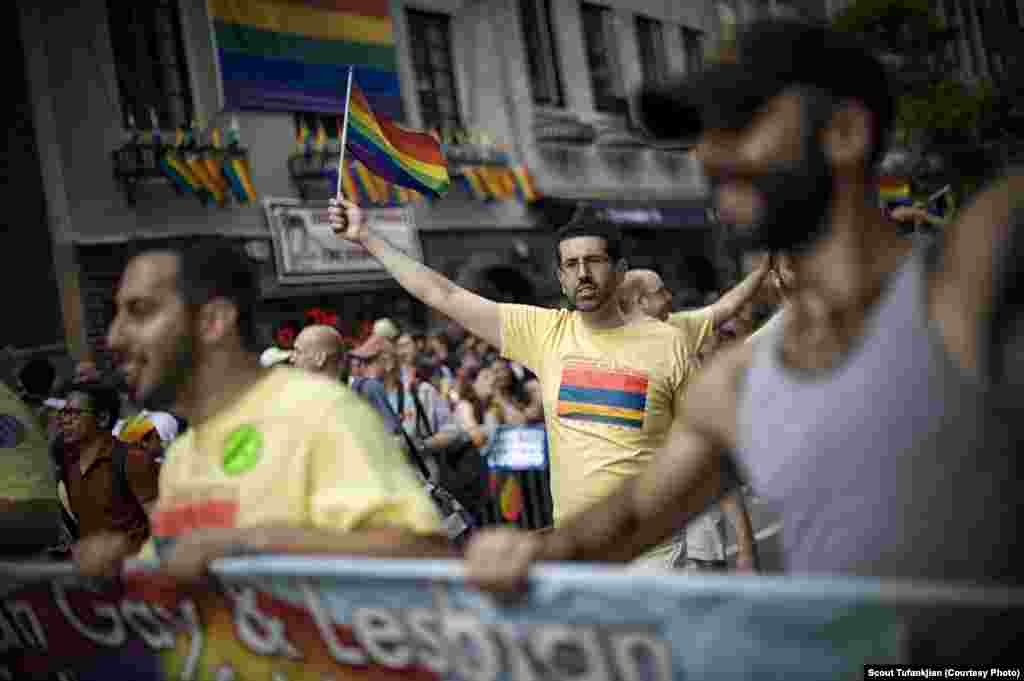 Члены Армянской ассоциации геев и лесбиянок маршируют на Параде Гордости ЛГБТ в Нью-Йорке. &laquo;Когда я росла, существовал такой маленький &laquo;ящик&raquo;, в который ты должен быть уместиться, чтобы быть хорошим армянином. Этот ящик сейчас действительно расширяется&raquo;, - говорит Туфанкджян. &nbsp;