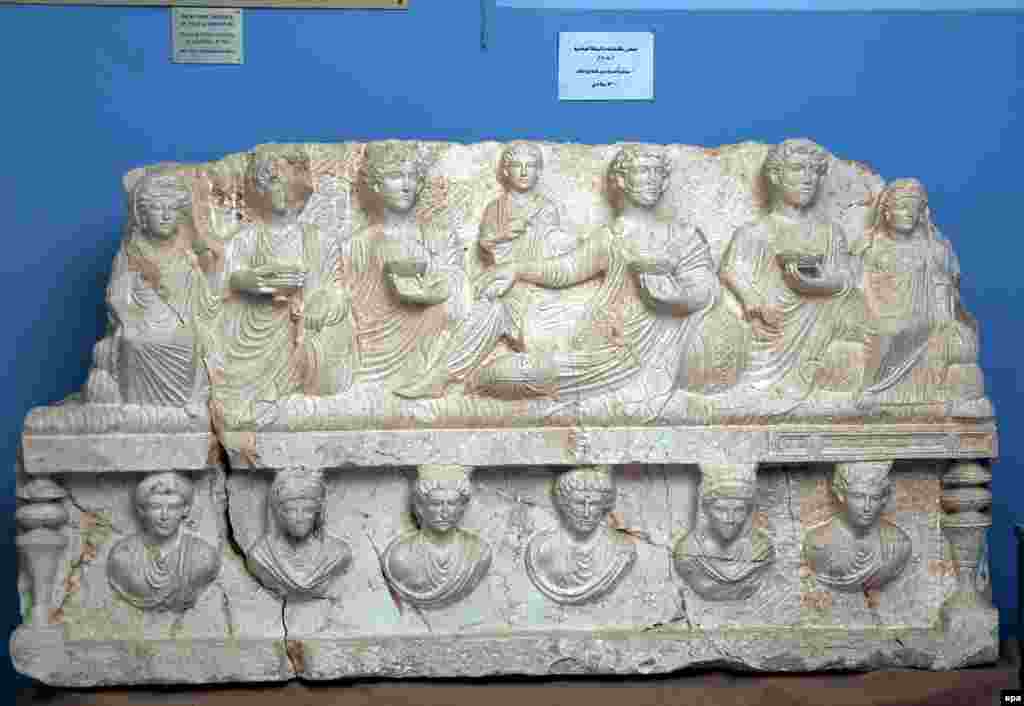 Барельеф, найденный в 2008 году во время раскопок на кладбище Пальмиры. На нем изображены члены одной семьи - 13 мужчин и женщин