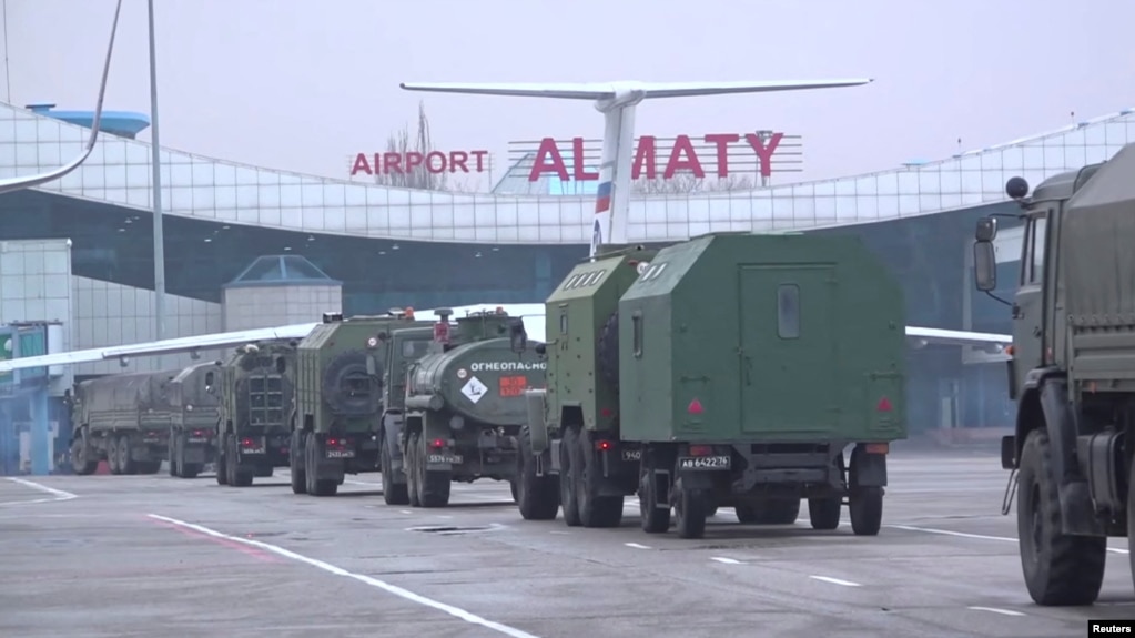 Российские военные прибывают в аэропорт Алматы