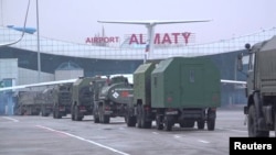 Российские военные прибывают в аэропорт Алматы
