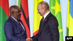 Путин приветствует на форуме в Петербурге главу Африканского союза Ассумани