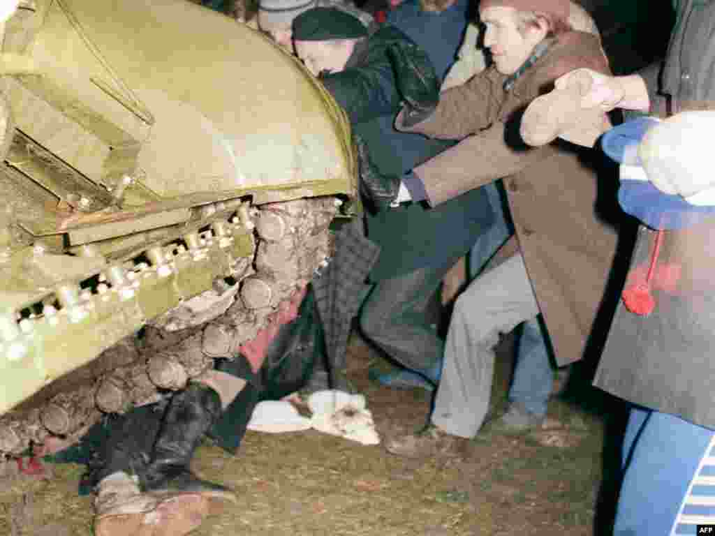 В январе 1991 года Литва провозгласила свою независимость. В попытках попрепятствовать отделению и других стран Балтии от СССР, Кремль ввел войска в Вильнюс. Погибли 13 человек. Черный юмор тех времен переименовал начатую Горбачевым перестройку в &quot;перестрелку&quot;