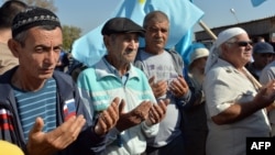 Крымские татары блокируют дорогу из Украины в Крым в Чонгаре 
