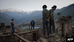 Жители разрушенной землетрясением деревни в Непале 