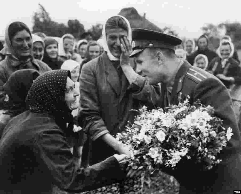 Гагарина встречают земляки, жители Смоленской области, 16 июня 1961 года