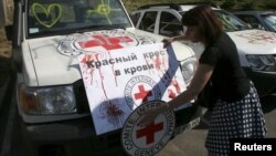 Демонстрация против работы Красного креста в Донецке в июле 2015 года 