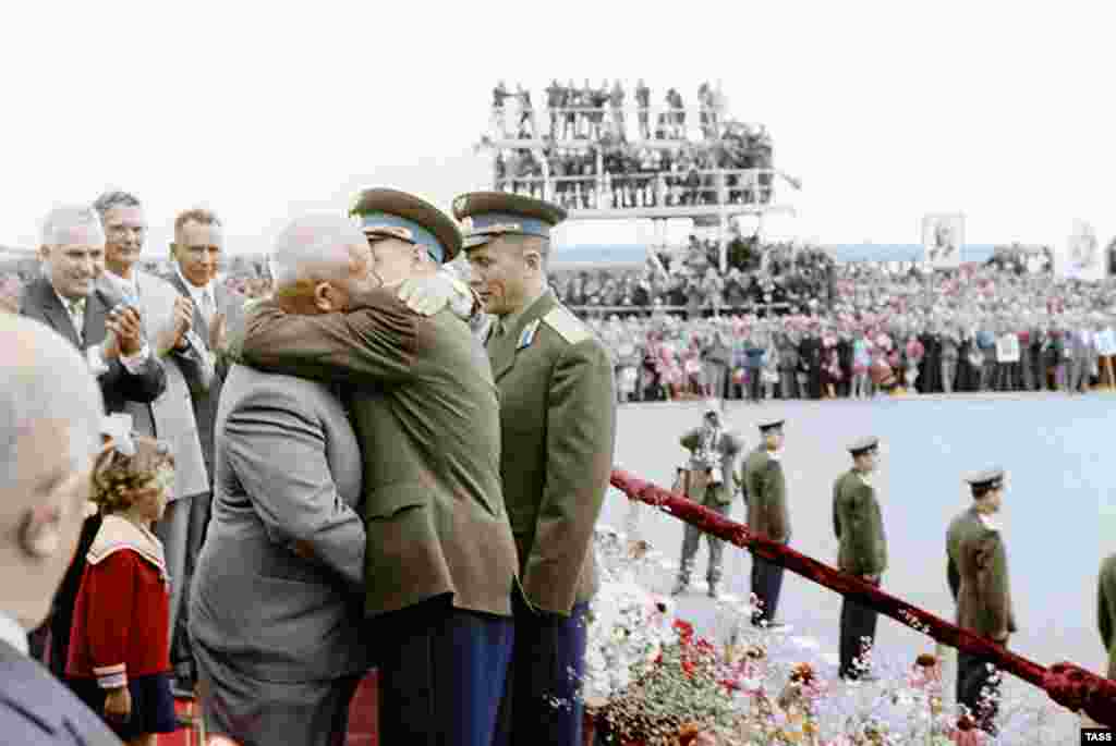 Цветная фотография с той же церемонии в 1962 году