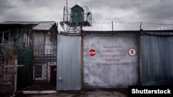 Ворота женской исправительной колонии 11 в Барнауле