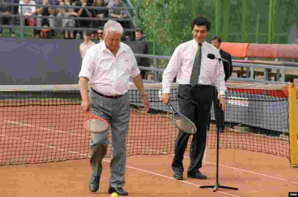 Президент России Борис Ельцин (слева) и Глава администрации Президента РФ Борис Немцов на теннисном корте. 1994 год