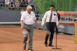 Президент России Борис Ельцин (слева) и глава администрации президента РФ Борис Немцов на теннисном корте, Нижний Новгород, 1994 год