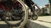 Инвалид разбил бордюр, чтобы проехать на коляске. Чем ответили чиновники? 