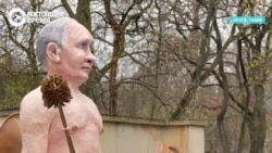 Путин на золотом унитазе: акция перед посольством России в Праге