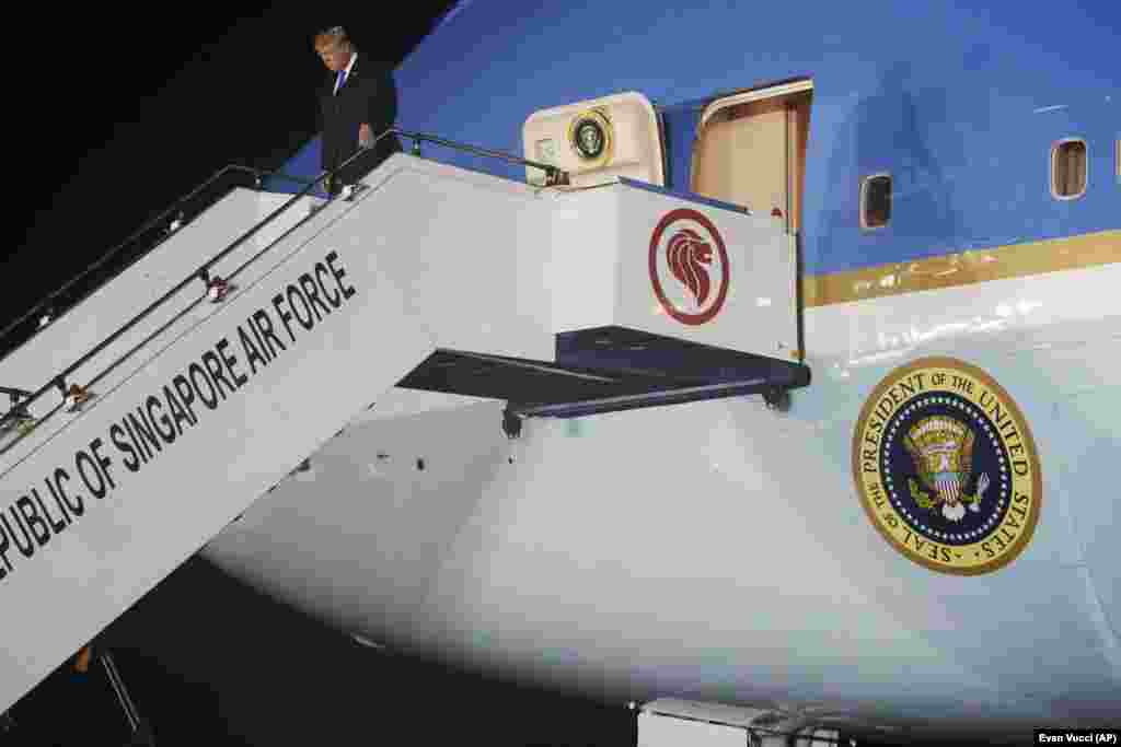Спустя несколько часов в Сингапур прилетел сам Трамп, вместе с ним &ndash; госсекретарь Майк Помпео и советник по национальной безопасности Джон Болтон