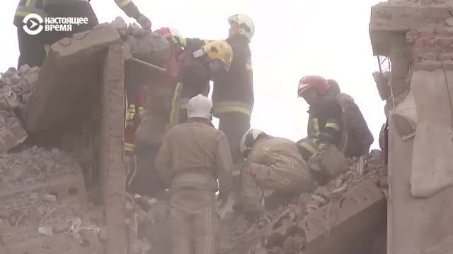 Жители Прилук помогaют разбирать завалы дома, где российская ракета убила более 20 человек, в том числе пятерых детей episode artwork