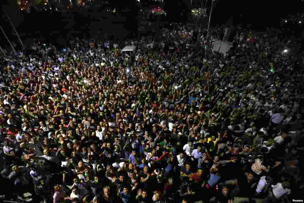 По призыву президента Эрдогана тысячи людей собрались в стамбульском аэропорту имени Ататюрка, чтобы воспрепятствовать военному перевороту