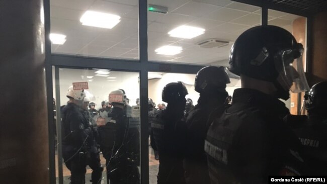 Полиция в здании RTS