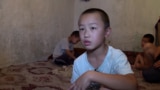 "Мама уходит на работу, когда мы спим". Как живут дети в самых бедных районах Бишкека