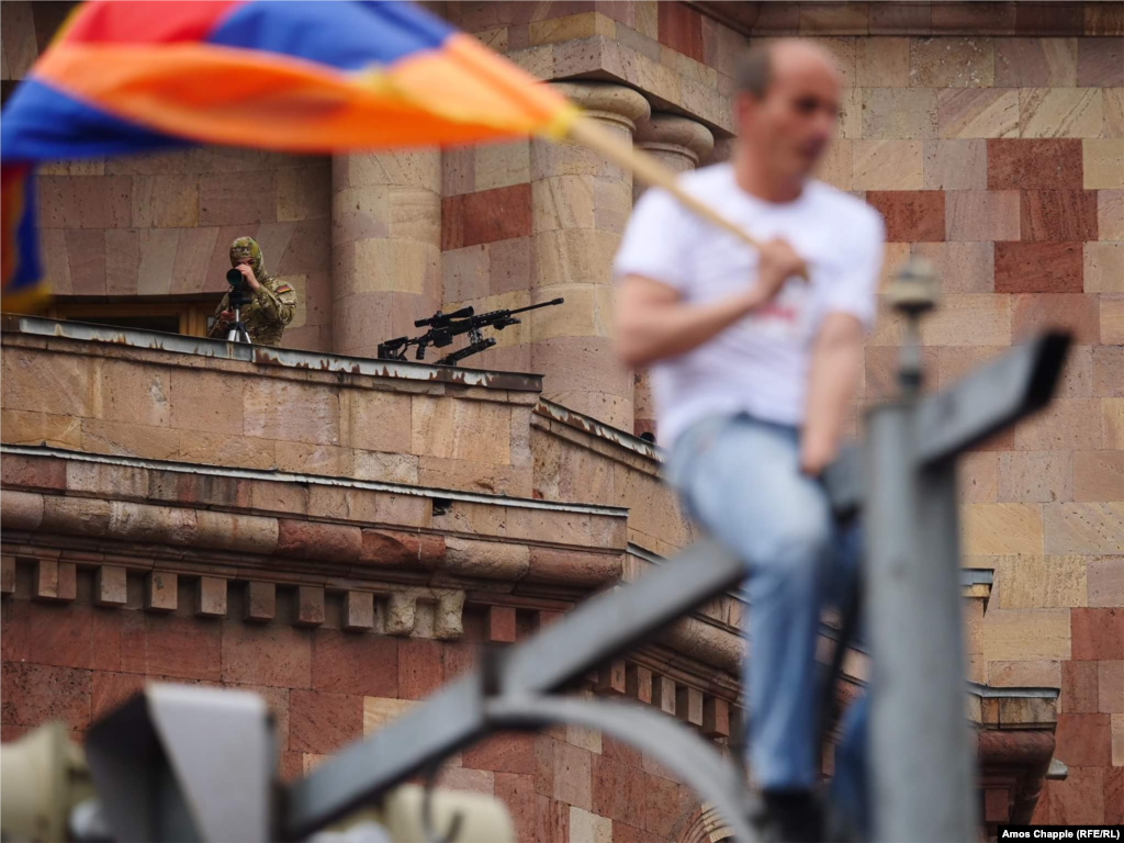 Снайперы в масках наблюдают за демонстрацией на площади Республики в Ереване. В этот день Никол Пашинян &ndash; лидер антиправительственных протестов и &quot;бархатной революции&quot; &ndash; был избран премьер-министром страны. Фото &ndash; Эймос Чаппл