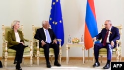 Справа налево: премьер-министр Армении Никол Пашинян, президент Европейского совета Антониу Кошта, президент Еврокомиссии Урсула фон дер Ляйен 