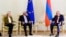 Справа налево: премьер-министр Армении Никол Пашинян, президент Европейского совета Антониу Кошта, президент Еврокомиссии Урсула фон дер Ляйен 