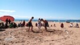 На берегу Иссык-Куля прошли соревнования по пляжной борьбе