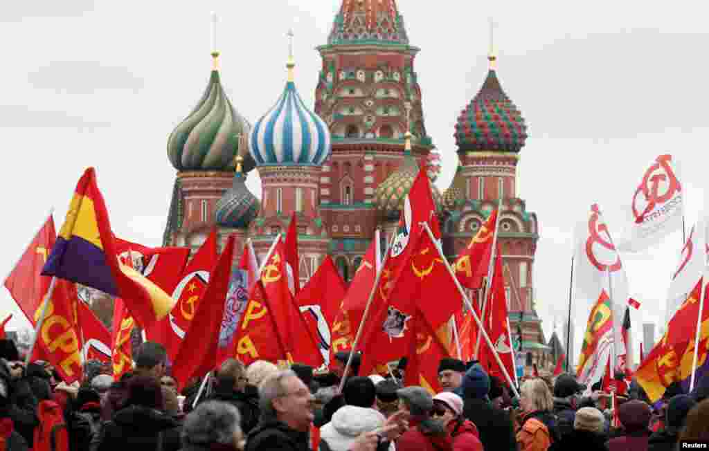 Сторонники КПСС возлагают цветы к Мавзолею Ленина в честь 100-летия Революции на Красной площади в Москве. 5 ноября