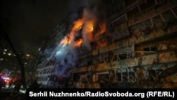 Последствия удара по девятиэтажному дому в Киеве поздно вечером 13 октября 