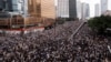 Десятки тысяч человек протестуют в Гонконге против закона об экстрадиции. Полиция использовала слезоточивый газ