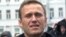 "Садись давай!" Депутату дважды отключают микрофон, когда он говорит про Навального