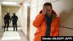 Алексей Навальный и силовики в офисе ФБК, архивное фото