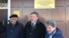 Руководителей "Мемориала" и "Гражданского содействия" задержали в Москве за плакат в поддержку Титиева