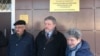 Двоих правозащитников оштрафовали на 10 тысяч рублей за плакат "Свободу Титиеву"