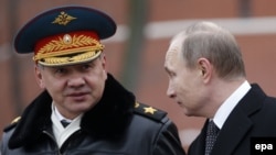 Министр обороны России Сергей Шойгу (слева) с президентом Владимиром Путиным 23 февраля 2016 