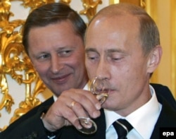 Президент Владимир Путин и министр обороны Сергей Иванов во время приема для выпускников российских военных академий и вузов в Большом Кремлевском дворце в Москве, 28 июня 2006 года.Фото EPA