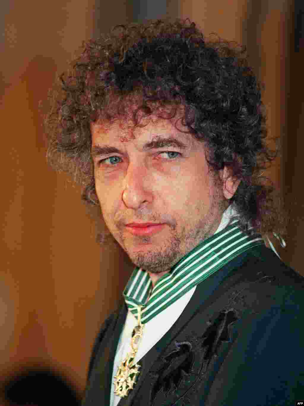 В январе 1990-го Дилан получил французский Орден искусств и литературы.
