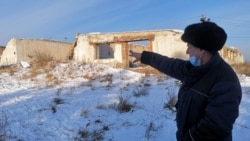 Андрей Брикотин показывает одно из мест нападения собак в Улан-Удэ
