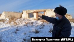 Андрей Брикотин показывает одно из мест нападения собак в Улан-Удэ