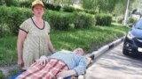 "Мне говорят: вызывайте такси!": жена везла неходячего мужа из больницы в деревню на каталке