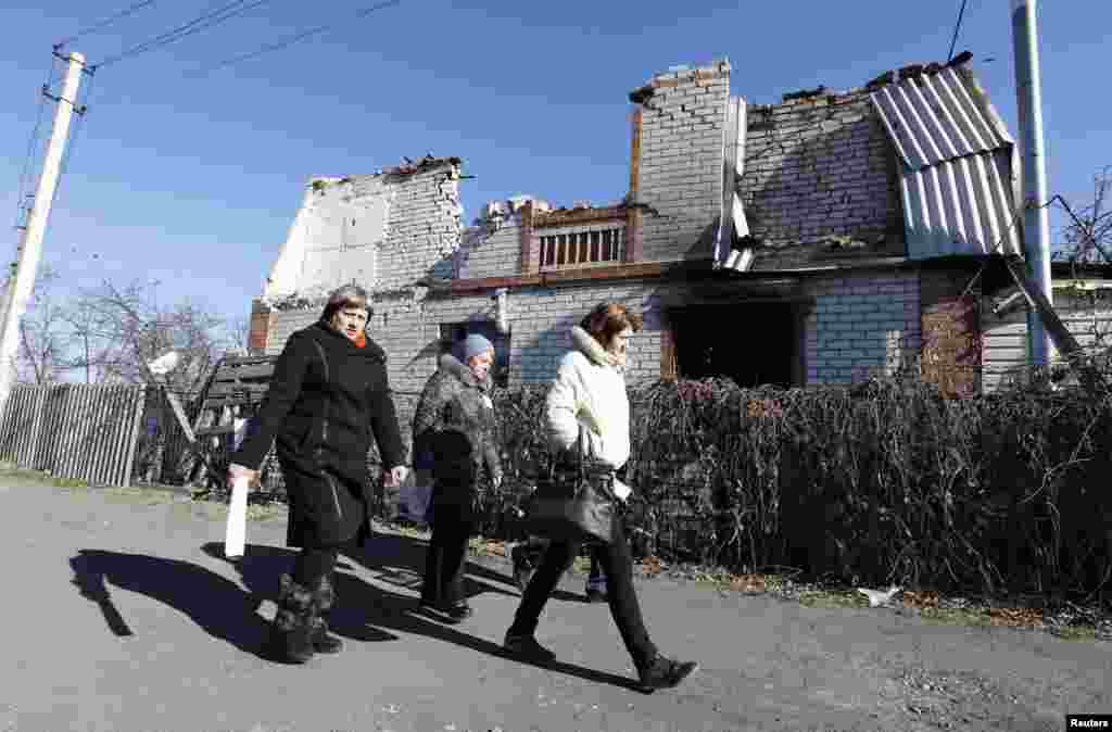Члены избирательной комиссии в селе Семеновка под Славянском обходят избирателей на дому 
