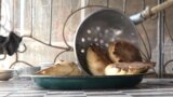 Тесто, мясо, лук и тандыр: как готовят самсы на юге Кыргызстана