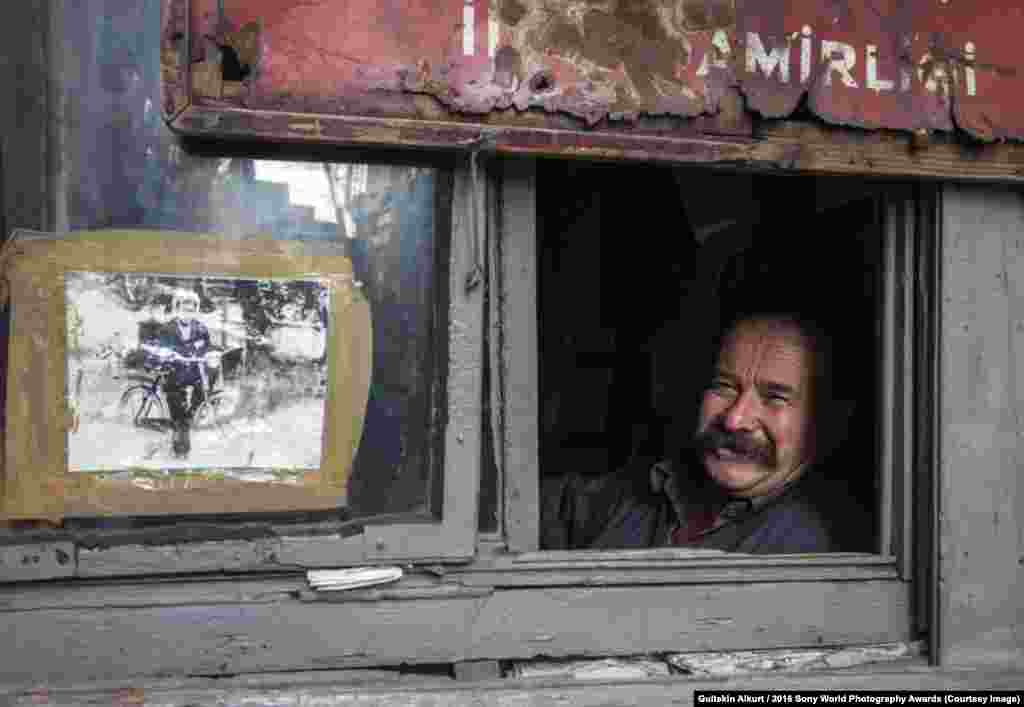 На фото &ndash; мужчина, живущий в хижине, которая досталась ему в наследство от отца