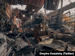 Украинский военный на территории разрушенного завода "Азовсталь" в Мариуполе, 16 мая 2022 года