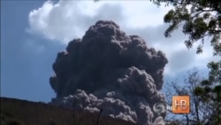Туристы сняли на камеру извержение вулкана в Никарагуа с расстояния нескольких метров