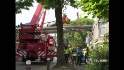 В Голландии кран упал на жилые дома