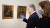 Суд разрешил принудительно доставить на допрос Порошенко по делу о "43 картинах"