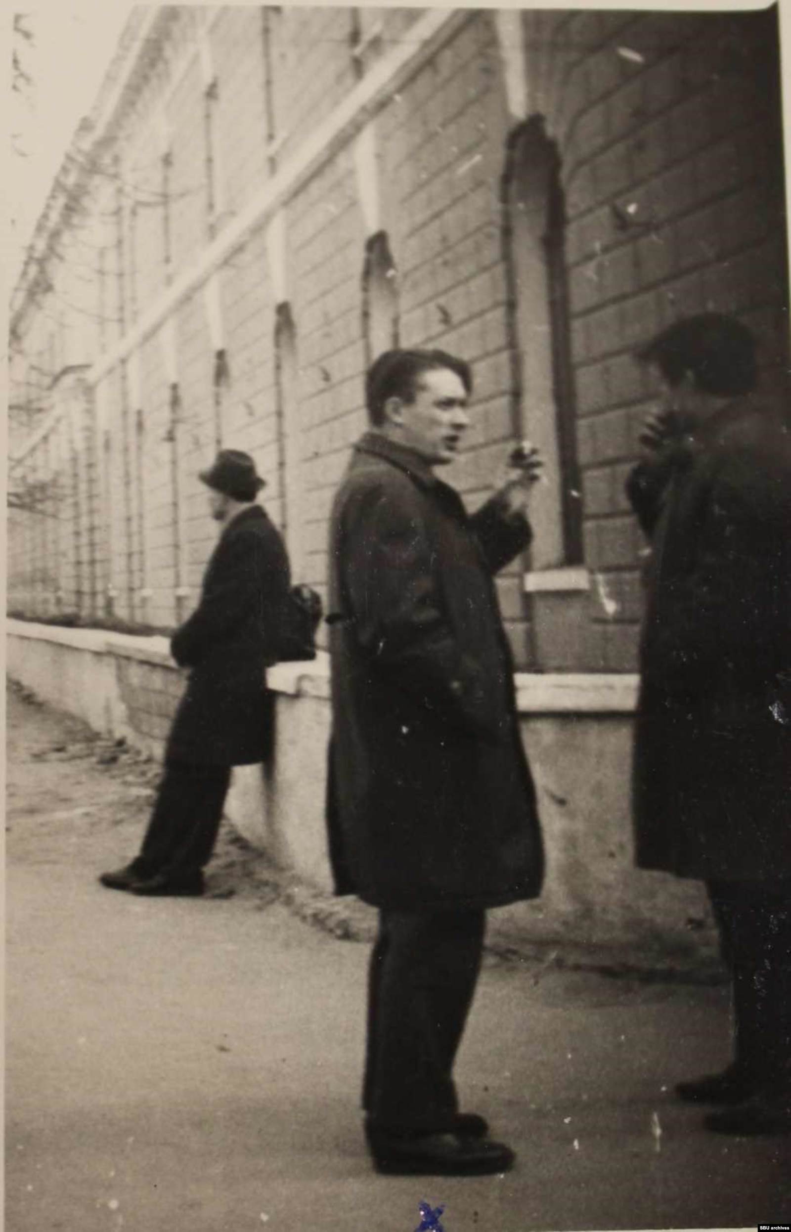  Пушкарь с коллегой возле проходной «Арсенала-2». Фото КГБ, сделанное скрытой камерой. Из оперативного дела
