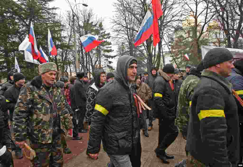 Группа пророссийских активистов возле здания Верховной Рады Крыма. 27 февраля 2014
